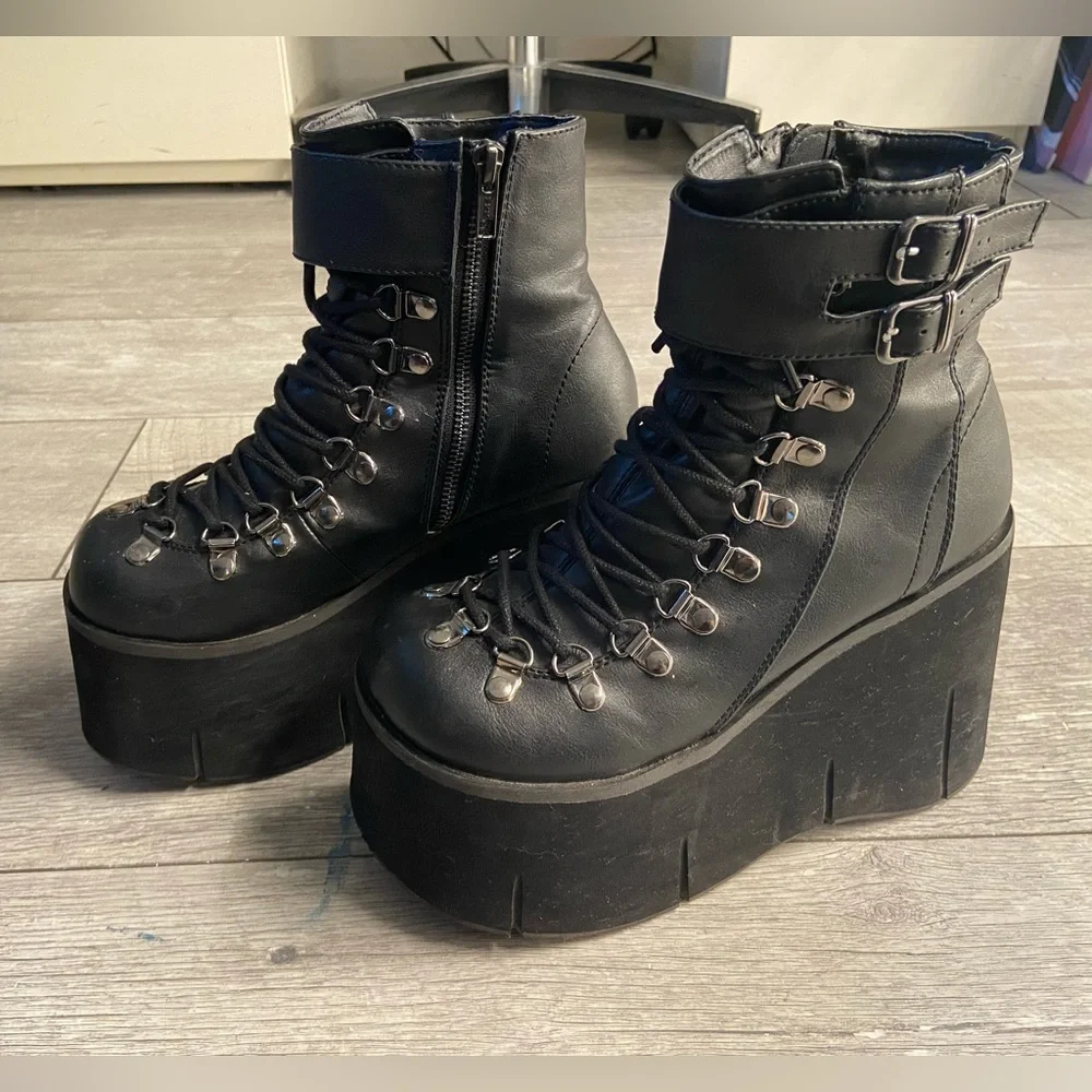 Size 8 Kera 21 boots by Demonia - Picture 6 of 11